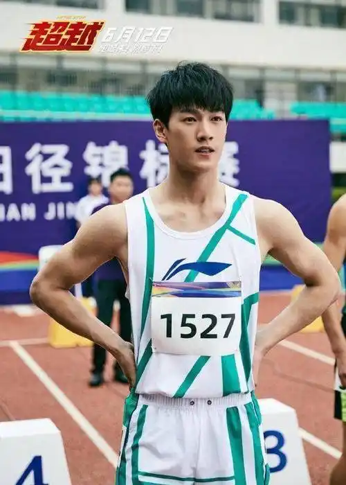 路人镜头下的郑恺:发际线严重后移,有网友称还是电视上面好看_情况