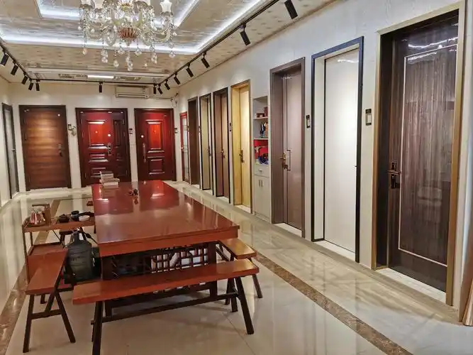 明亮宽敞的展示厅,给人一种高档大气的感觉,让每一位客人参观之后都