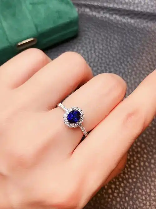 简单围钻皇家蓝蓝宝石戒指