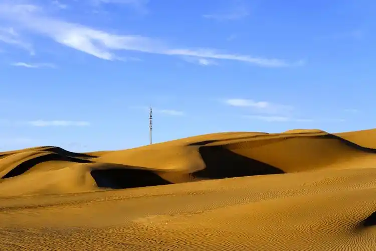 库布其沙漠公园七星湖景区,如诗似画的日出圣景令人思绪飞扬