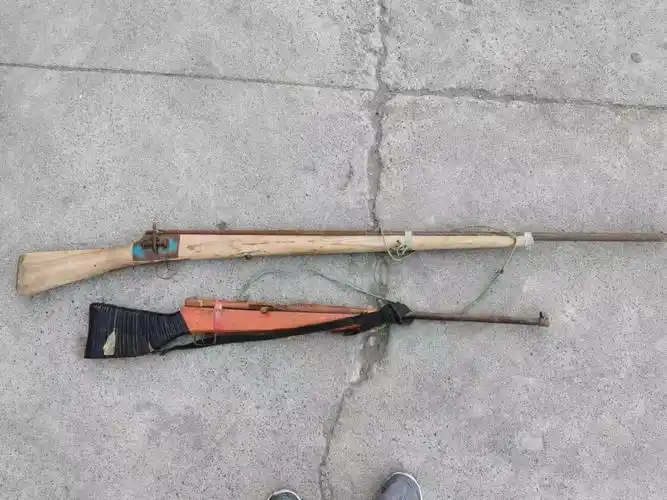 燕子墩一村民向派出所上交2把土枪