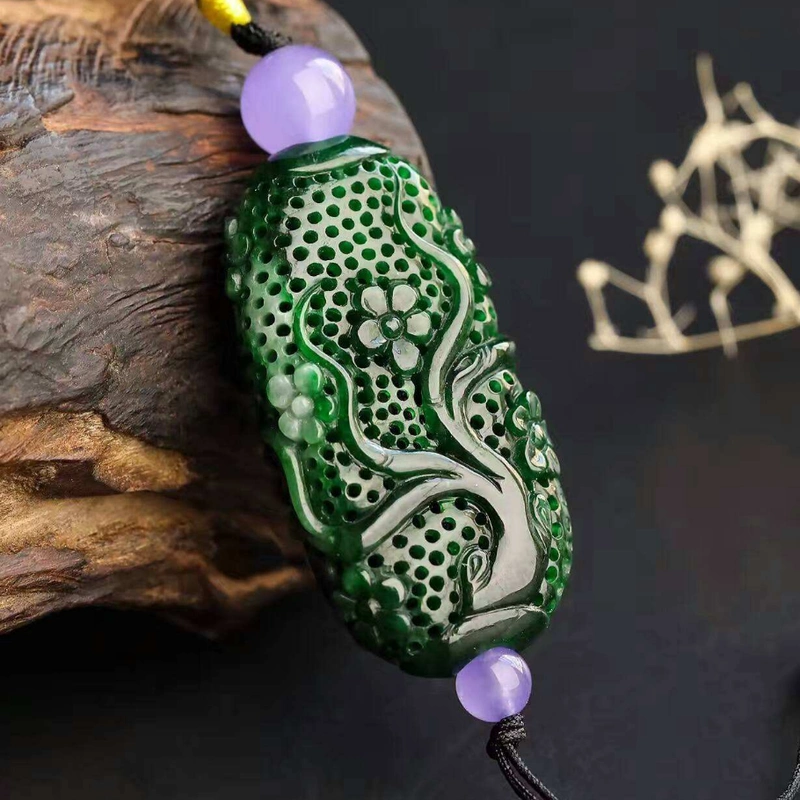 铁龙生翡翠值得买吗它是少数颜色很美价格还十分实惠的翡翠