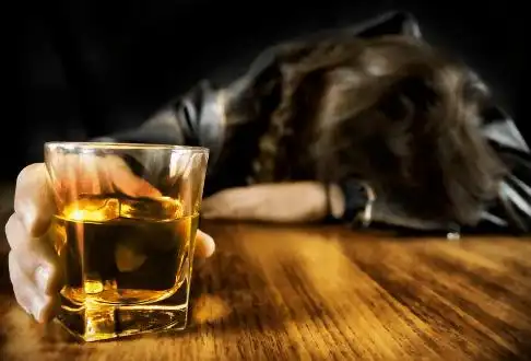 男子喝醉后,把自己脱得只剩内裤,环卫大妈目睹全程.