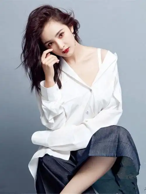 17岁的杨幂被成龙看中,一起拍广告,拍完片酬立马爆涨100倍2-度小视