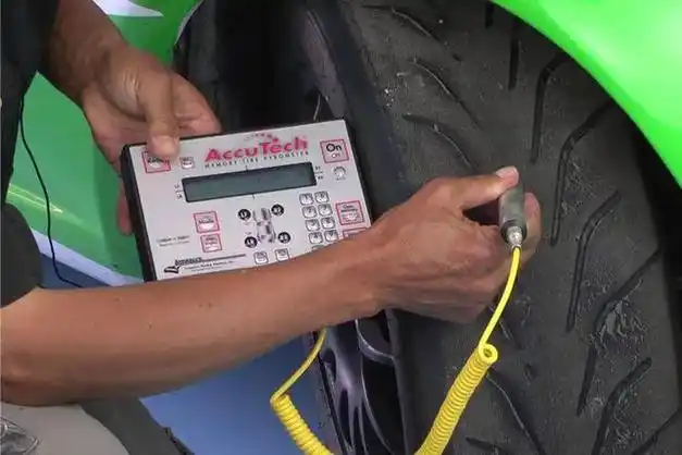 这里不建议使用红外线测温枪的原因是轮胎表面在转动的过程中散热是