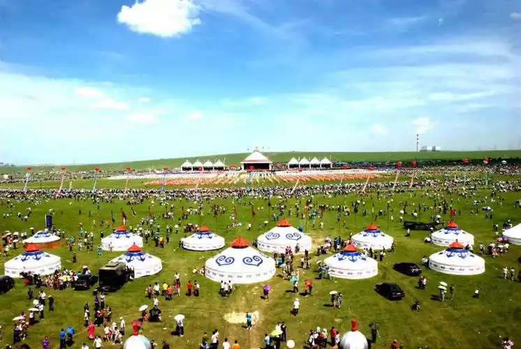 (来源:今日乌拉特后旗) "那达慕",在蒙语中意为游艺,娱乐,是蒙古族