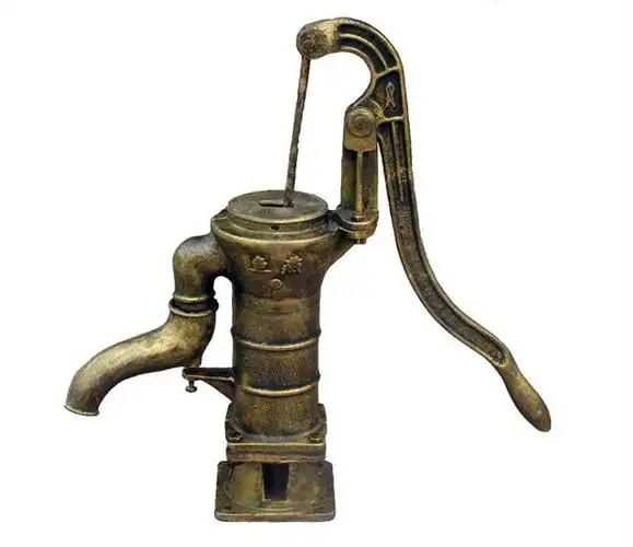 水井手动老式原始农村抽水水泵压水地下井手摇水泵