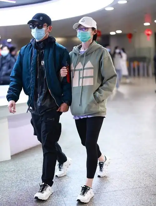 郑恺一家三口现身机场!1岁女儿粉嫩可爱,苗苗腹部微凸疑怀二胎