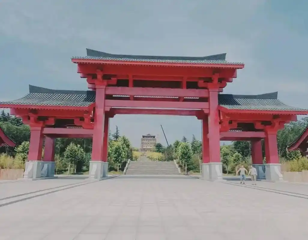 上清宫森林公园可谓是洛阳后花园,园区很大,里面树木郁郁葱葱,环境