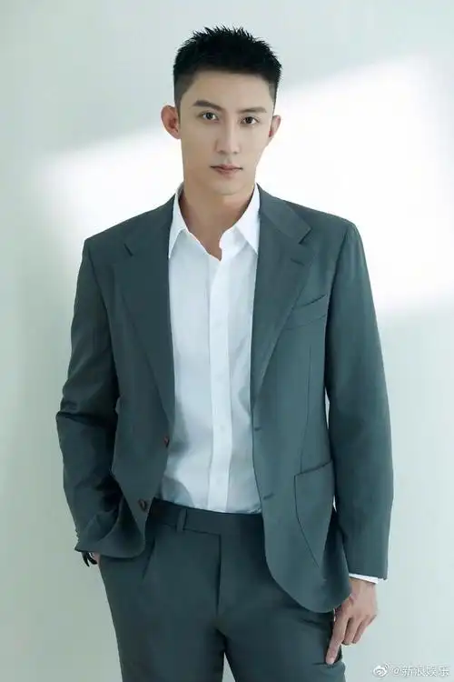 虽然他现在已经是一个普通的东北搞笑男明星,但年轻的时候,可是真帅哥