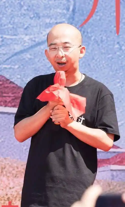 知名丑星:巨兴茂,从无名配角逆袭成知名导演,娶娇妻成人生赢家_牟兴区