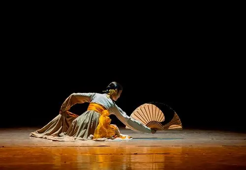 朝鲜族女子独舞《扇骨》