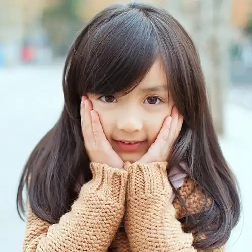 天真可爱小女孩高清图片500x500分辨率