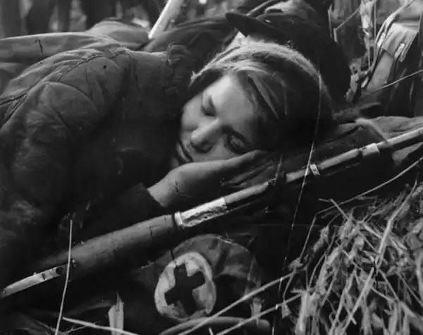 被德军俘虏惨遭蹂躏二战时苏联有80万女兵美丽动人