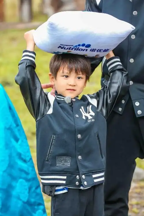 比森碟眼睛还大田亮儿子小亮仔像混血