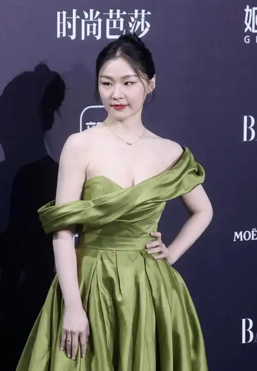 原创金靖改写审美标准小眼睛大圆脸微胖身材穿斜肩礼裙好自信