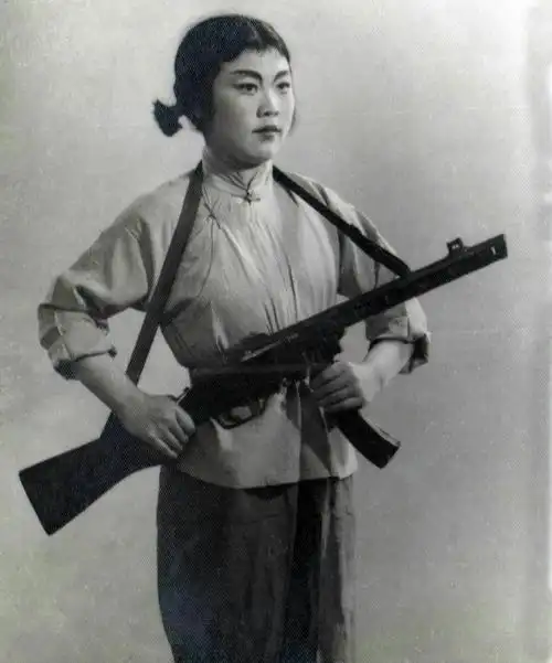 飒爽英姿女民兵