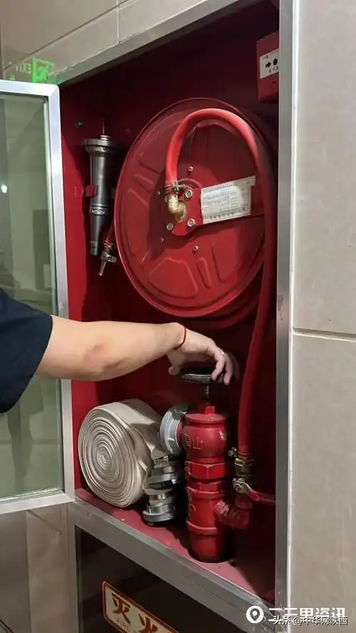 33层其它消防栓,发现每一个消防栓打开都没有水,消防栓接口处已有锈迹