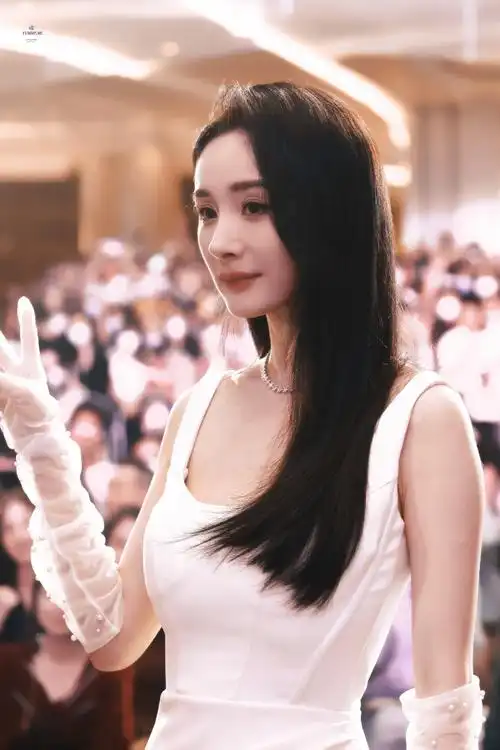 杨幂开叉长裙##杨幂力士洗护发大中华区代言人##今日星拍放送