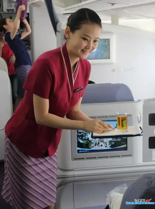 乘务员为头等舱旅客服务