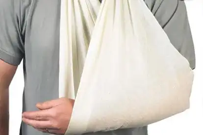 为了防止二次受损,通常需要使用三角巾,颈腕吊带等工具进行悬吊固定