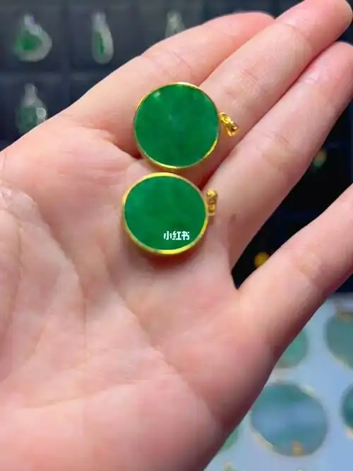 天然翡翠a货.18k金镶嵌满绿色圆牌无事牌.