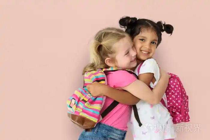 拥抱在一起的女孩