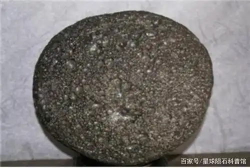 假月球陨石,水泡状气印或者角砾.