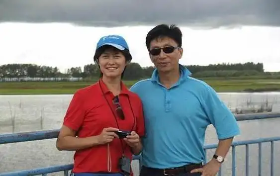 两人逐渐也从朋友关系慢慢走进了婚姻的殿堂,之后虽然有了丈夫的支持