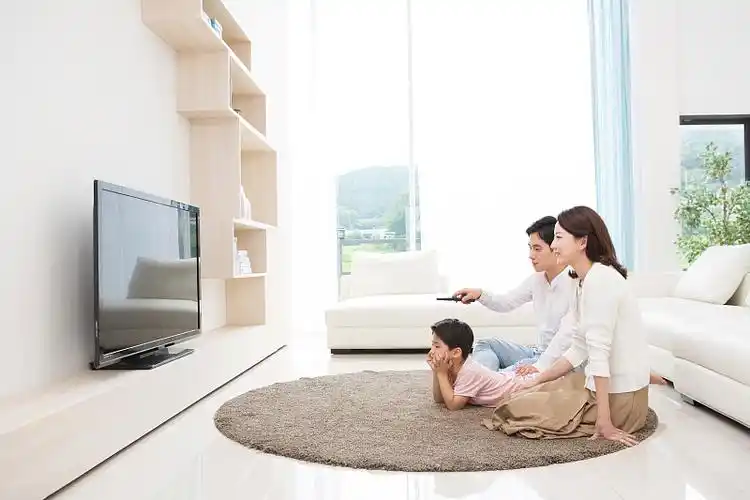 一家人在客厅看电视图片下载