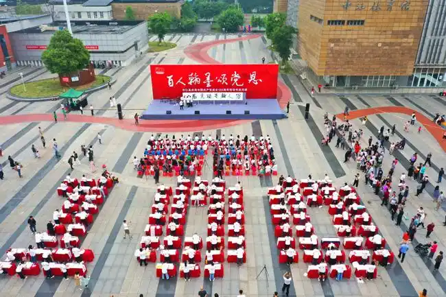 百名书法家排成"100"数字造型.中江县委宣传部供图