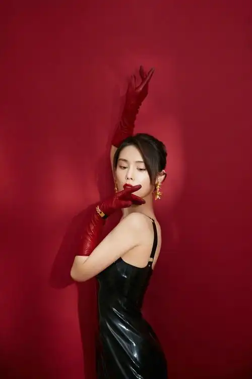 韩丹桐时尚盛典造型,一袭乳胶抹胸鱼尾裙,眼妆璀璨