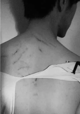 90后女老师围殴男学生:系罚做俯卧撑引冲突