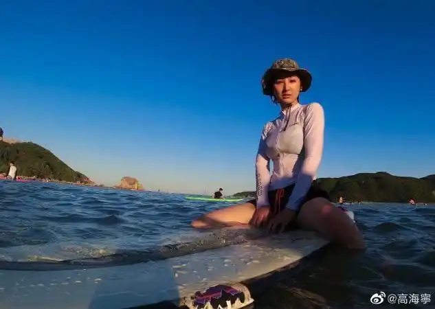 高海宁晒出与周润发合影66岁发哥穿160元背心满头白发精神好