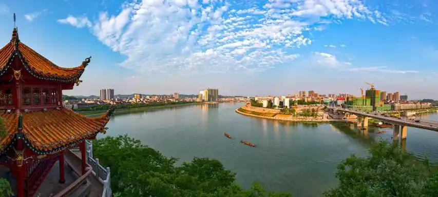 湖南邵阳市北部一个县,紧邻市区,拥有白水洞风景区