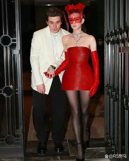 的大儿子布鲁克林,他就不能挺直腰杆,天天佝偻驼背,反而他老婆nicola