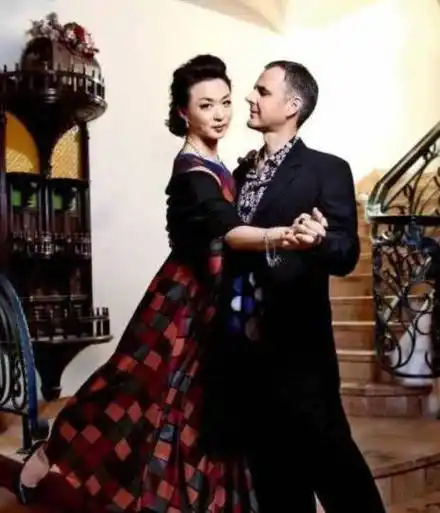 好浪漫,金星在13:14分官宣复婚,当初离婚都是为了孩子_汉斯_感情_婚礼