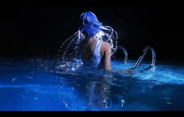 湿身女神玲珑剔透泳装绫波丽水下cos惹人怜爱