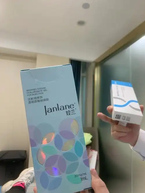 嘴上了年纪稍微有点纹儿多,稍微补点玻尿酸让嘴唇水润一些