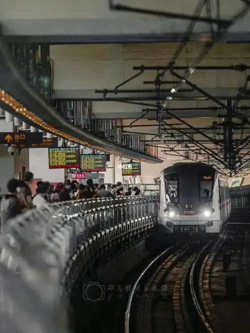 上海地铁1号线正在进站