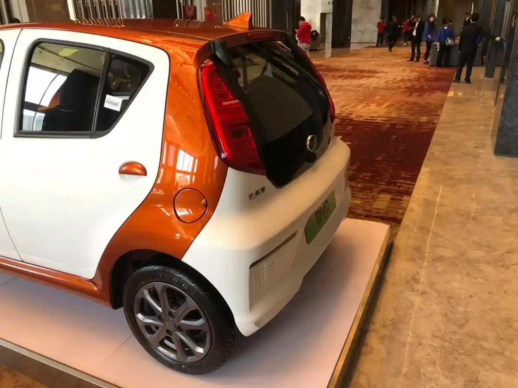 比亚迪e1实车亮相 双色车身的小精灵