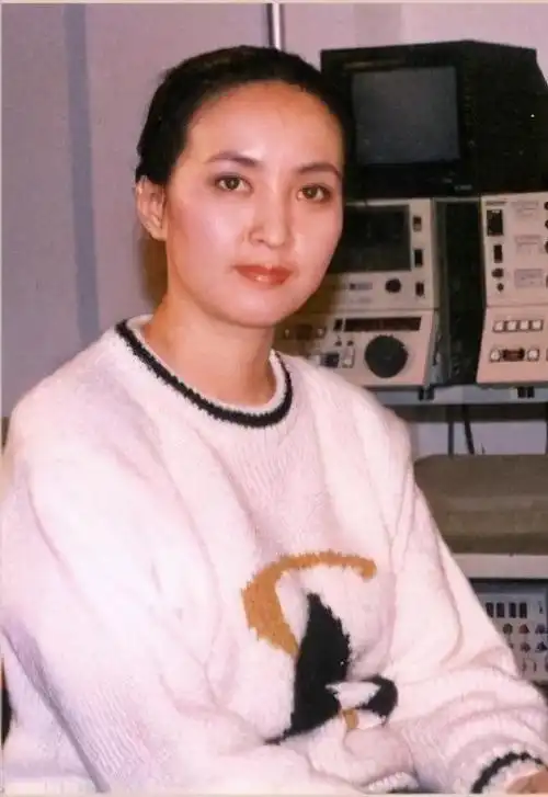 方舒年轻时气质超凡穿素衣惊艳晚年却容颜憔悴着实可惜