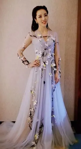 "管彤"有美一人,婉如清扬."维妮娜"螓首蛾眉,巧笑倩兮.