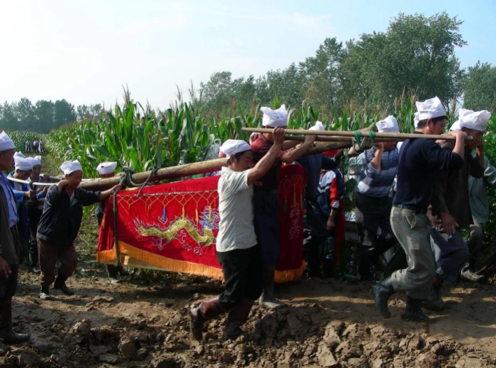 抬棺材出殡的时候为什么要那么多人抬呢?原因居然不是因为棺材重