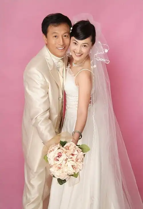 分手20年,常戎娶小妻子生一女幸福美满,王菁华未婚仍期待爱情