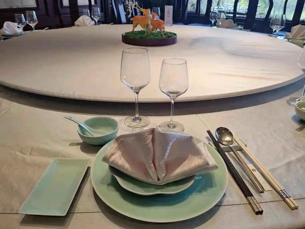 三星级以上宾馆饭店,每张餐桌公筷公勺摆放数量至少2套,公勺公筷放在