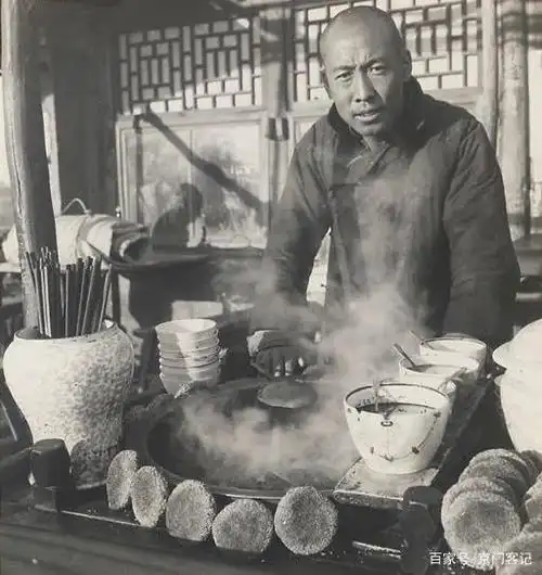 最常见的当然是小吃摊,毕竟吃是永恒的主题 看了这么多百年前国人摆