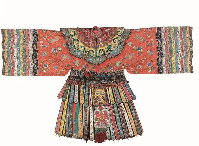 例如官员穿"官衣",武将着"开氅";宫衣则是京剧中公主,郡主等角色的