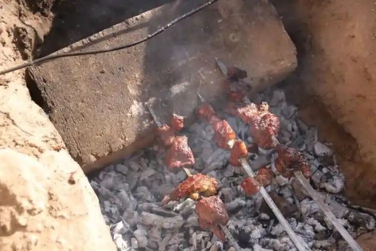 都说现在流行吃"瓦片烤肉" 我们的"石砖烤肉"也不赖嘛