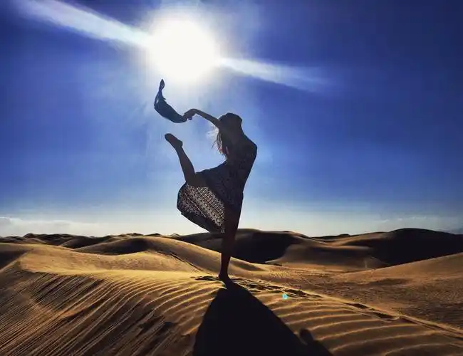 如何在沙漠拍出好看的人物照包括服装等怎么搭配